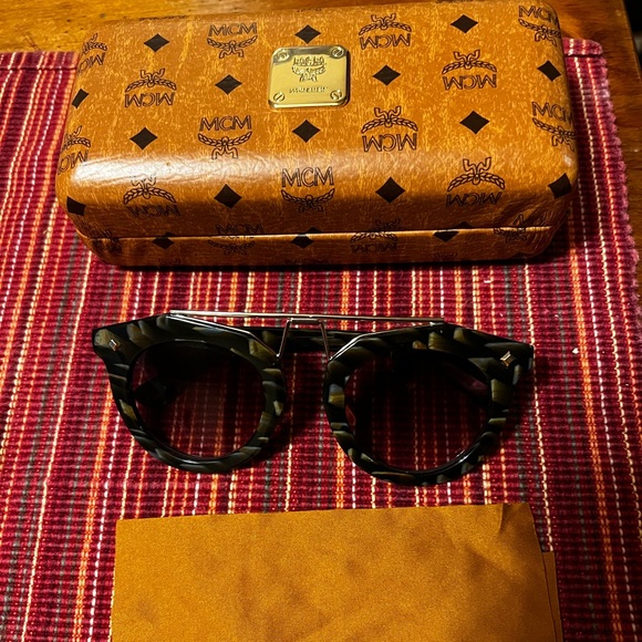 MCM sunglasses - Picture 1 of 9